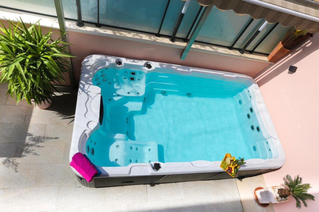 Rose Pool Deluxe Apartament